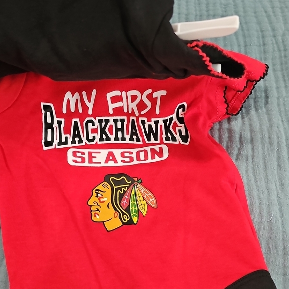 NWT Official Chicago Blackhawks 3-Piece Bodysuit Set - Girls 3-6M - Picture 7 of 9